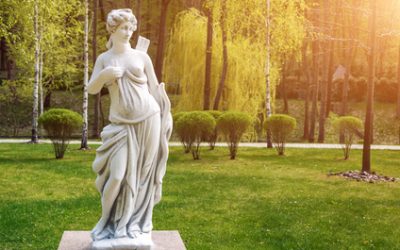 Barbusiges Göttin-Diana-Tattoo gehört nicht auf Polizistenunterarm